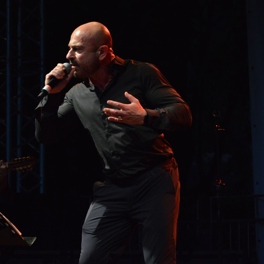 Raiz canta Sergio Bruni