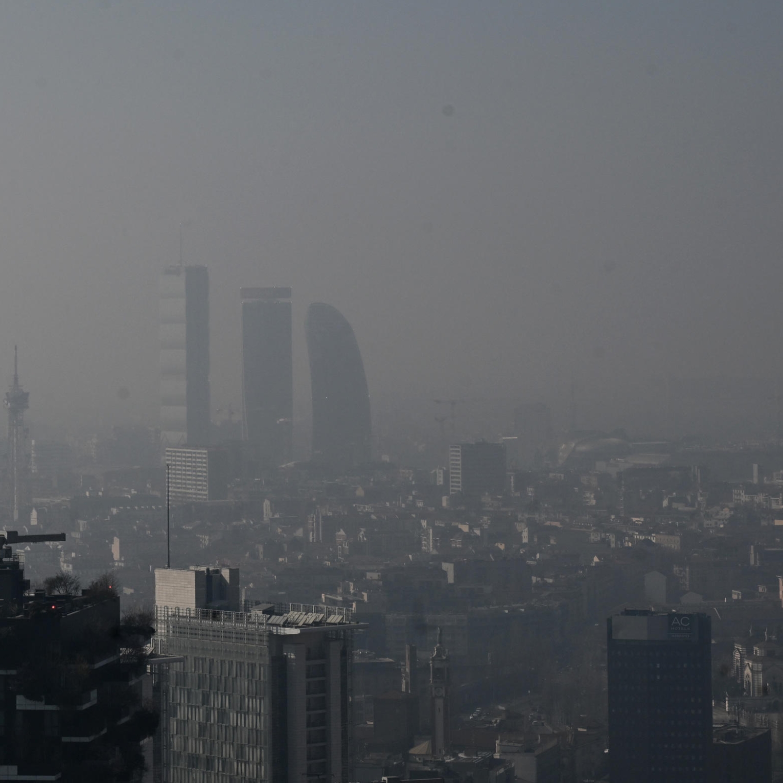 Lo studio del Politecnico di Milano: in Lombardia c’è un legame diretto tra smog e arresti cardiaci
