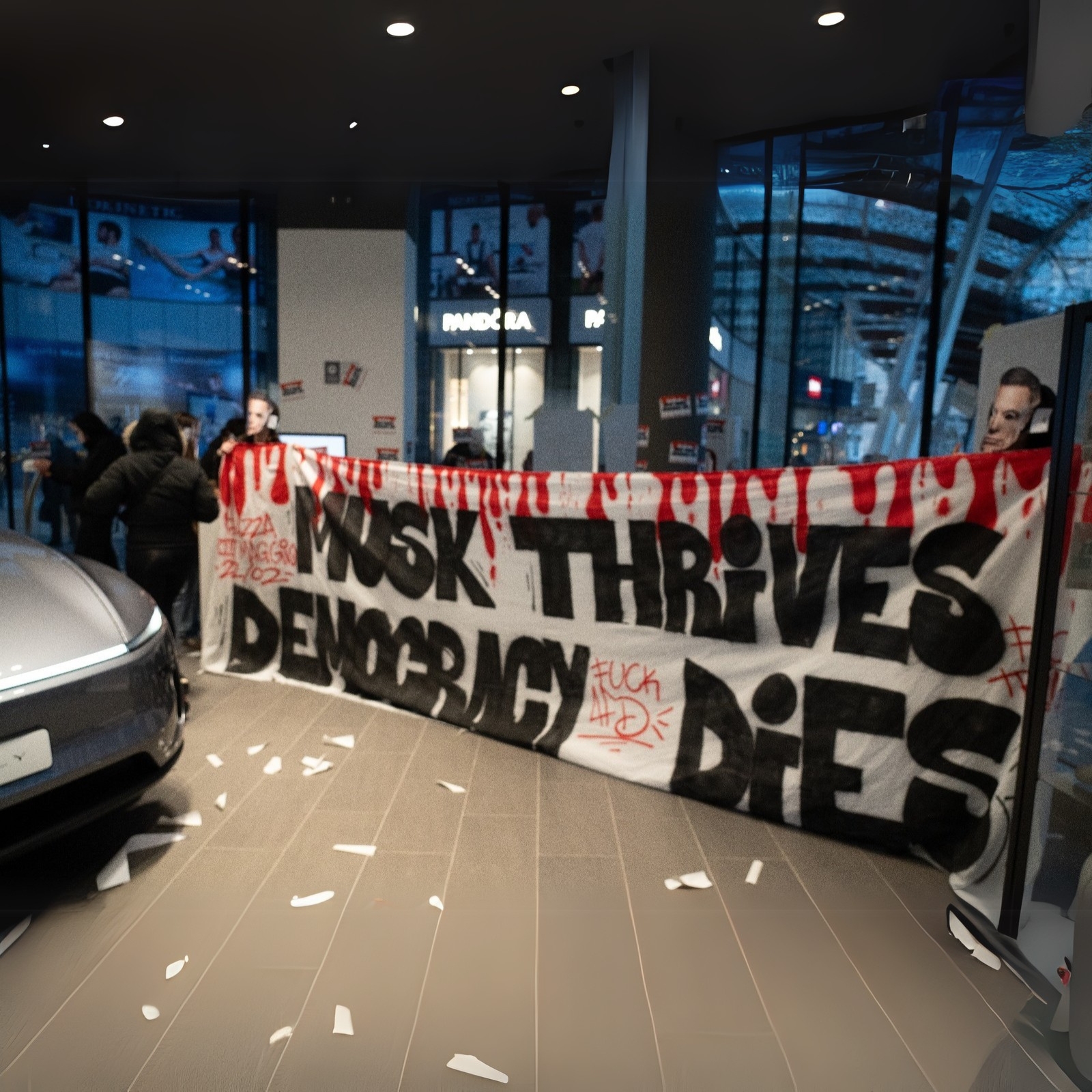 La prima protesta contro Tesla e Elon Musk a Milano