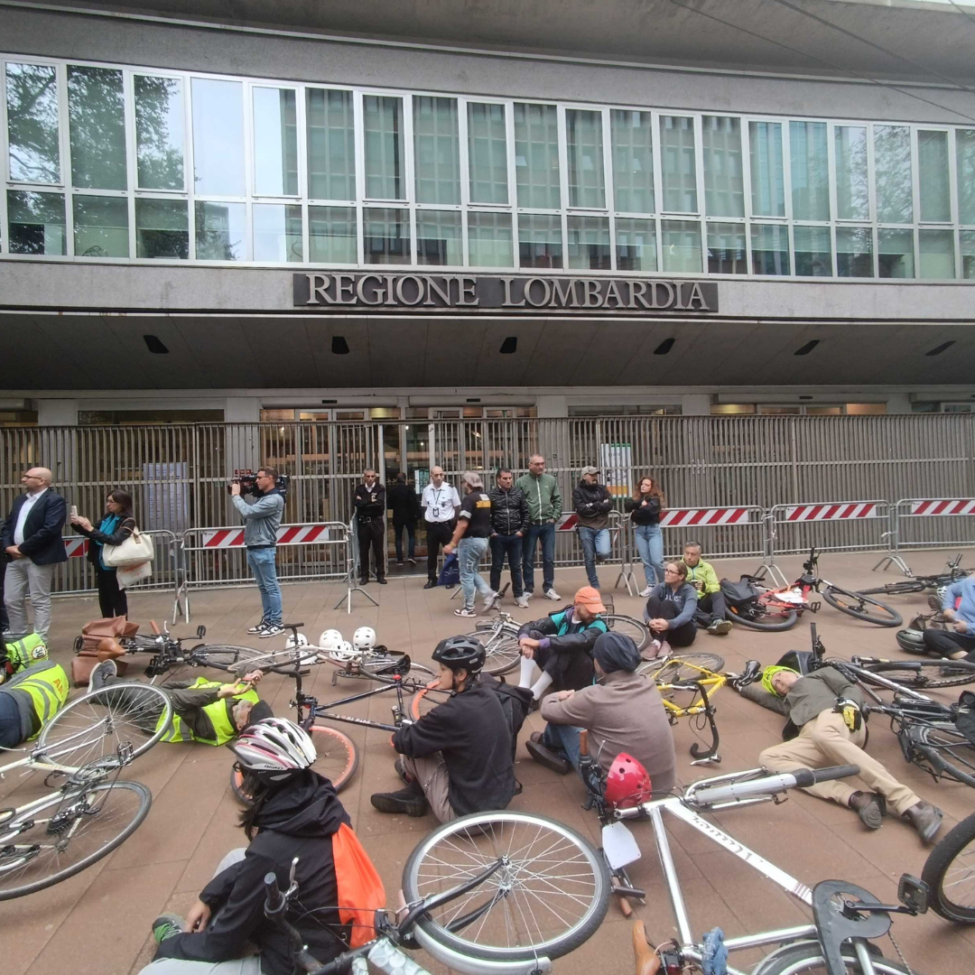 La protesta dei ciclisti a Milano per chiedere le dimissioni di Feltri