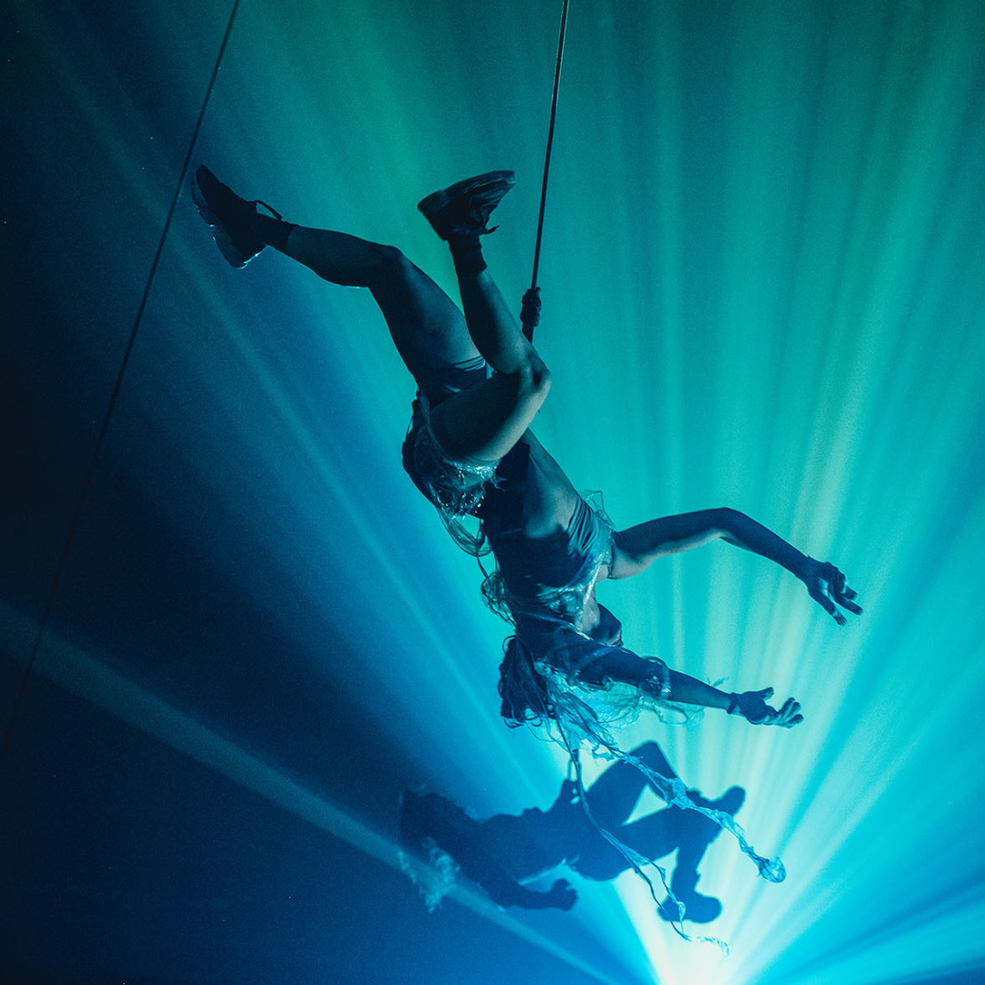 La Fura dels Baus a Milano con un Amleto contemporaneo che lotta per l'ambiente