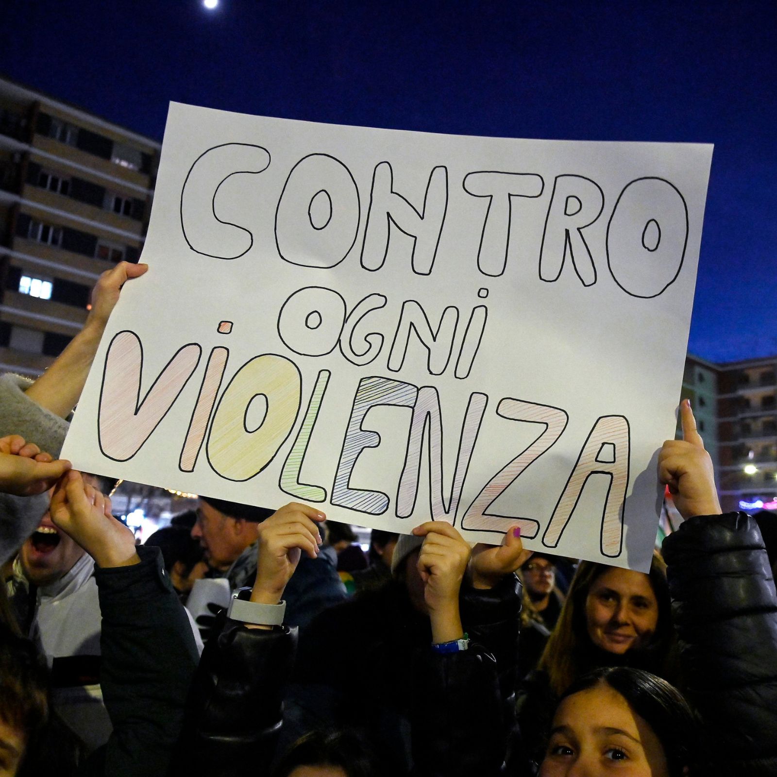 Mani e baci contro la violenza