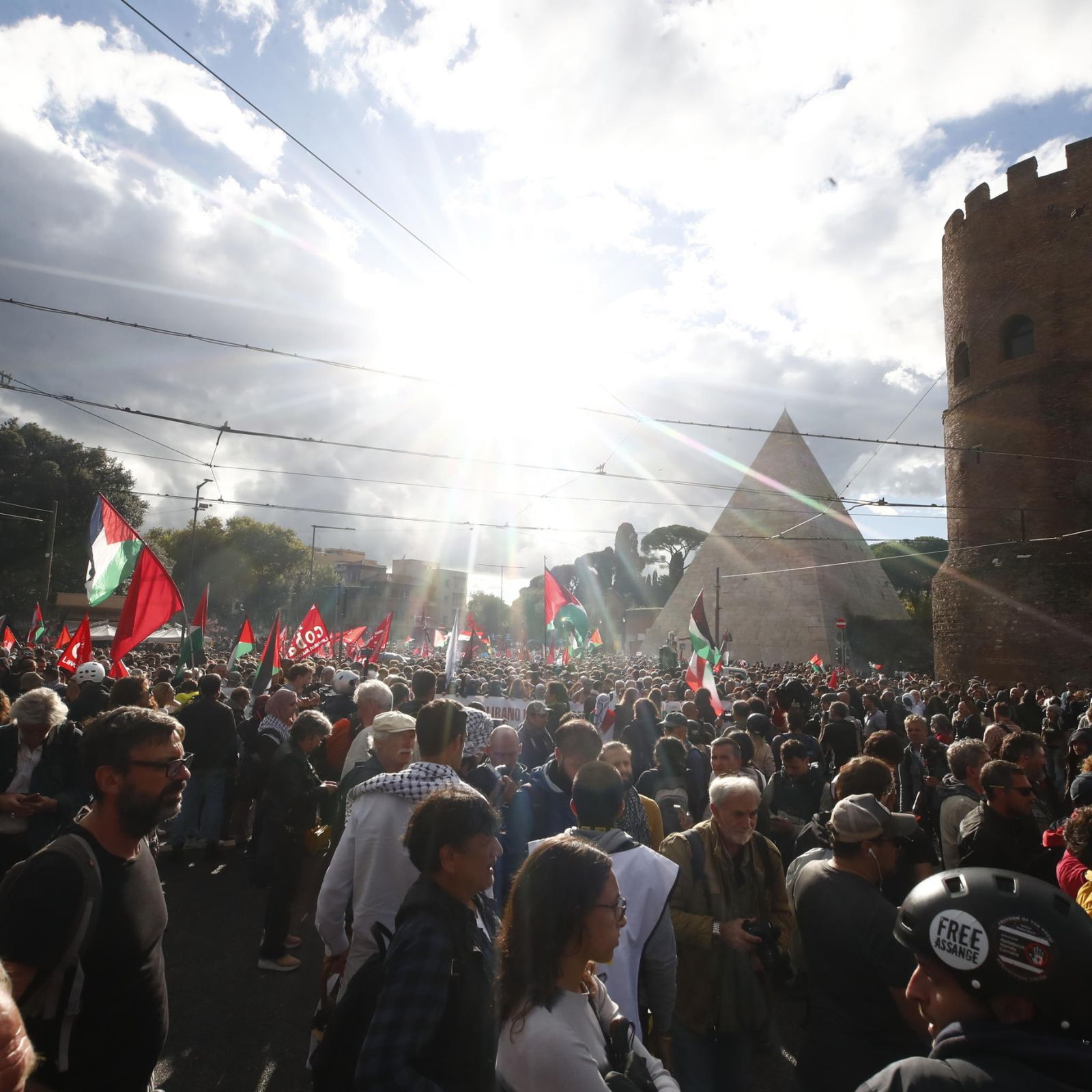 In migliaia in piazza a Roma per la Palestina