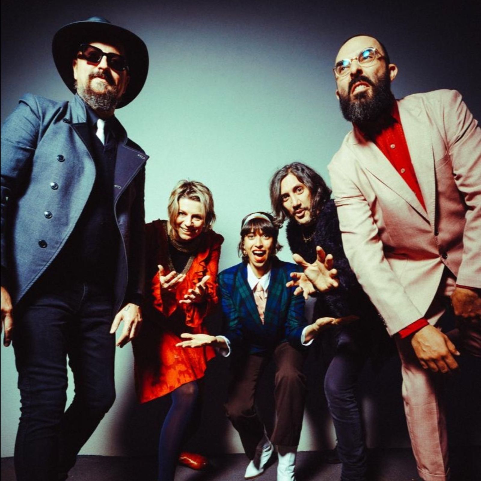 L’alternative rock italiano si reinventa nel nuovo progetto Si! Boom! Voilà!