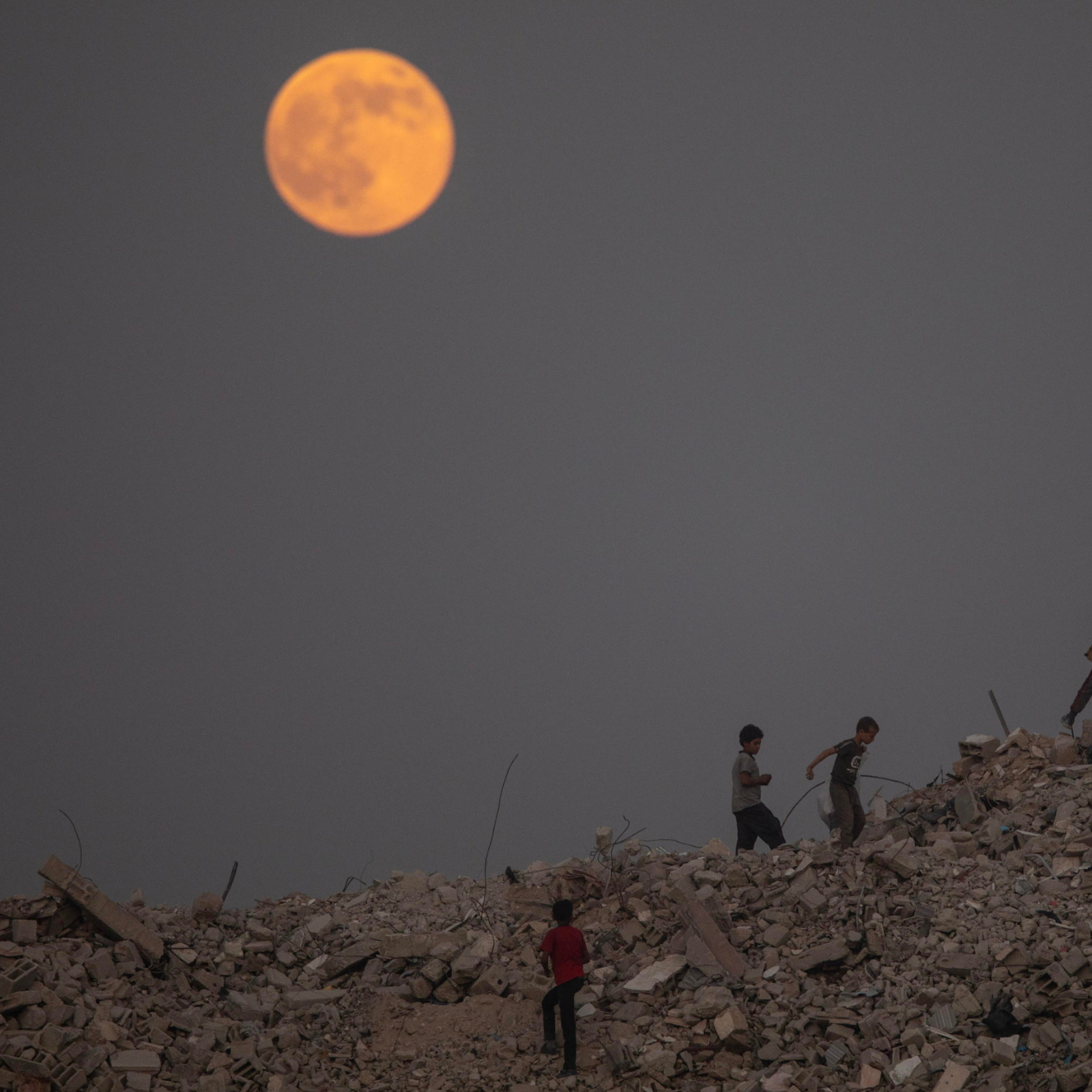 Gaza, l’Onu chiede cibo e tende per l’inverno, ma Israele continua a demolire edifici con raid aerei