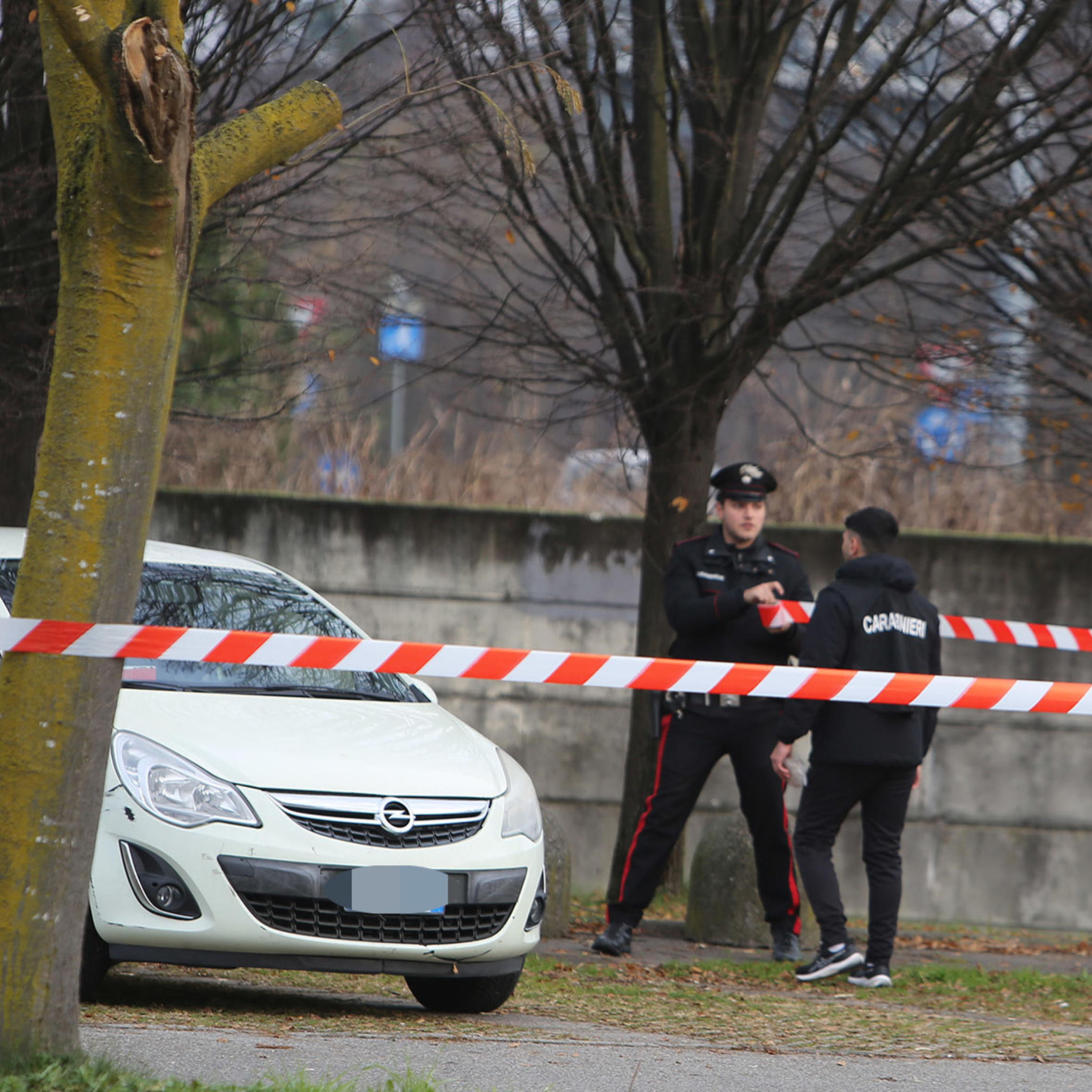 Accoltellata alla schiena dall'ex fidanzato già ai domiciliari per averle lanciato dell'acido