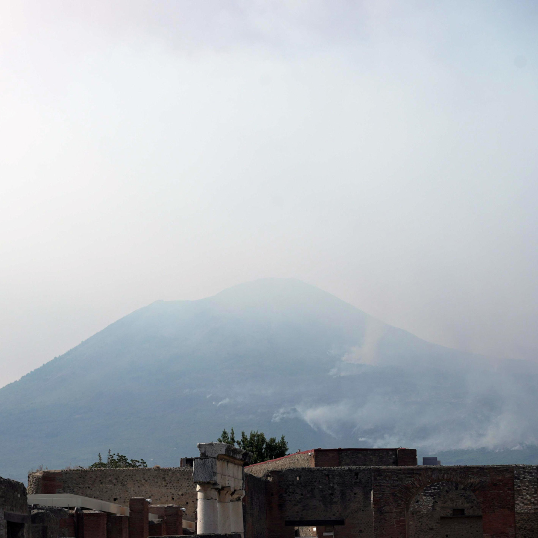 Incendio sul Vesuvio: ancora tre fronti attivi. Per Legambiente il rogo è stato sottovalutato