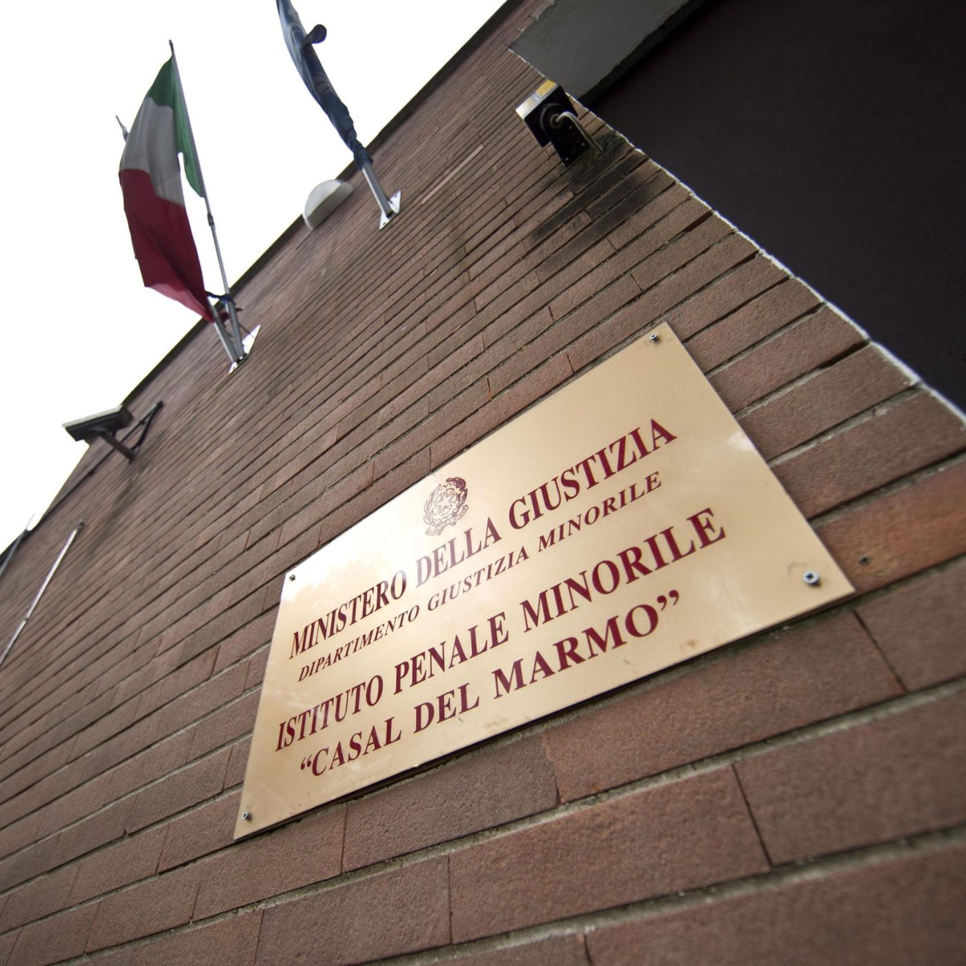 Carcere minorile, ancora un caso di violenze e presunte torture: la denuncia di Antigone