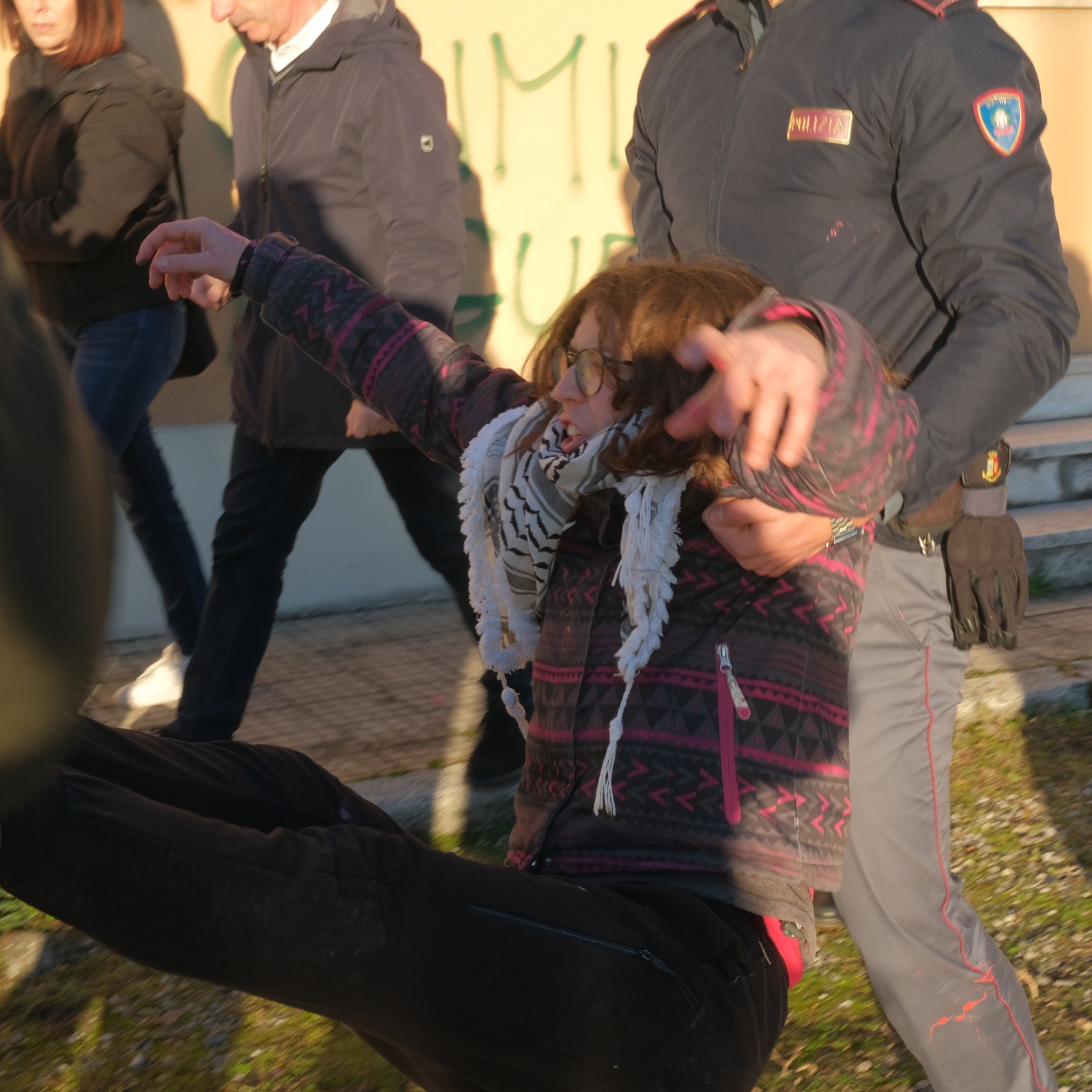 Brescia: manifestanti costrette a spogliarsi e a fare piegamenti in Questura