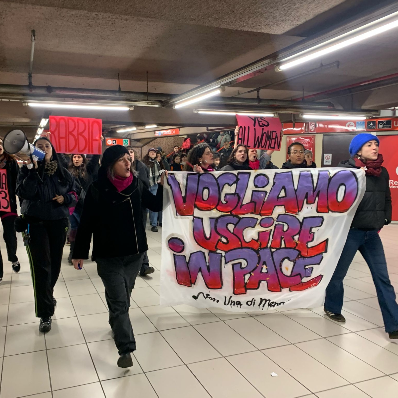 “Vogliamo uscire in pace”. A Milano manifestazione in metropolitana di Non Una Di Meno contro le aggressioni in strada e sui mezzi