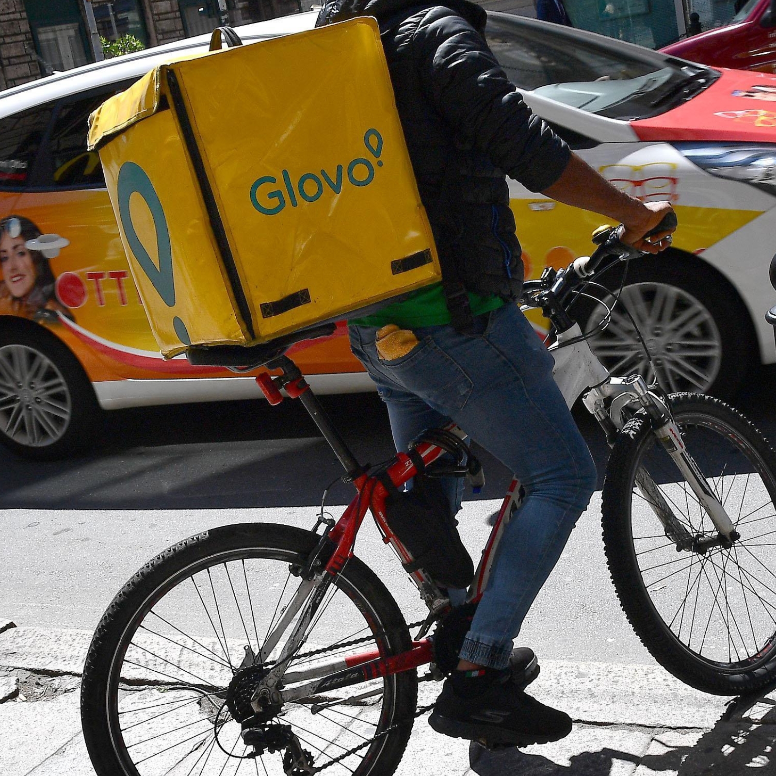 Milano: Rider di Glovo aggredito da una cliente e costretto a pagare dalla piattaforma