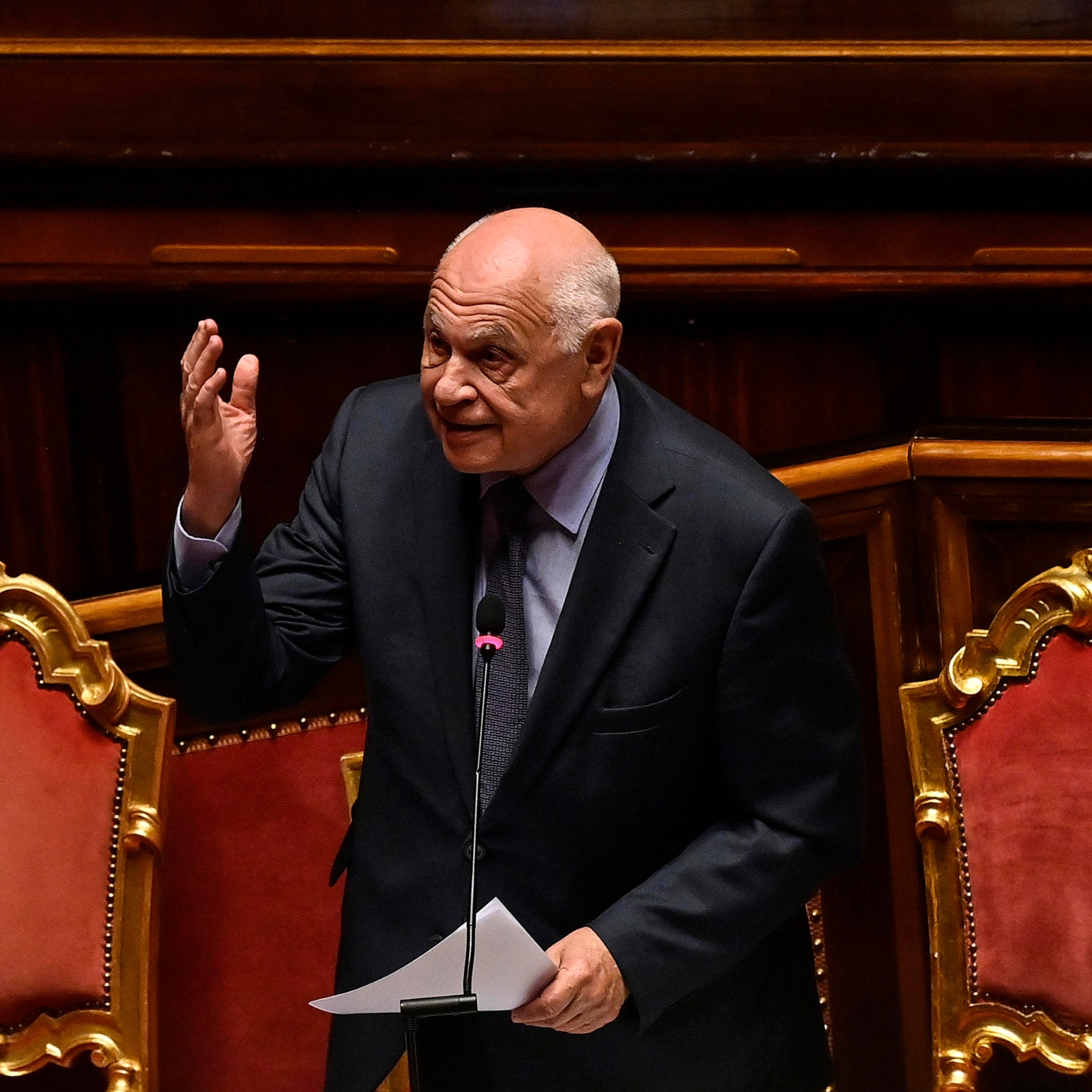 Braccialetto elettronico, polemica per le parole di Nordio: “Spetta alla donna mettersi al sicuro quando squilla”