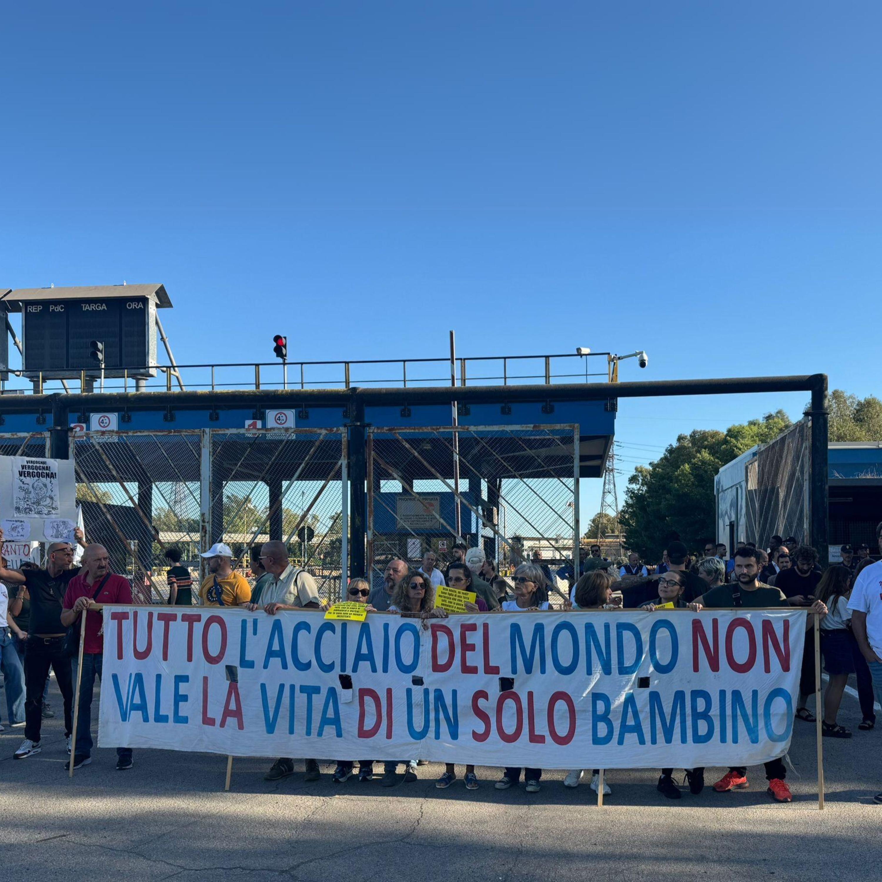 Ex Ilva, a Taranto proteste per la riaccensione di un altoforno