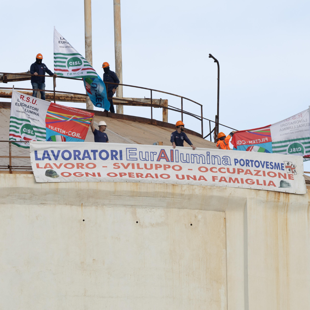 Eurallumina, operai in protesta sul silo a 40 metri