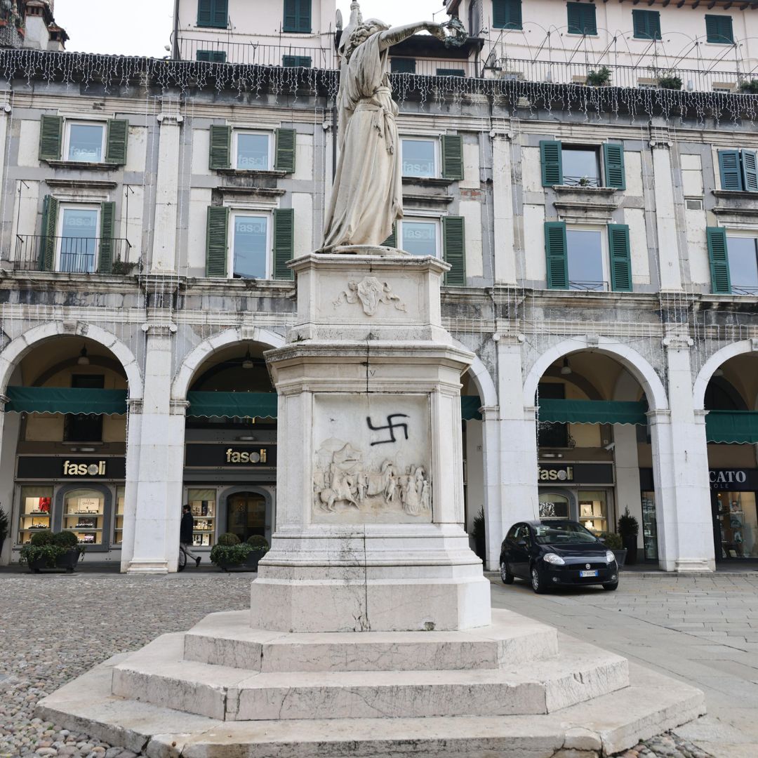 Brescia nel mirino degli estremisti di destra: svastiche in Piazza Loggia