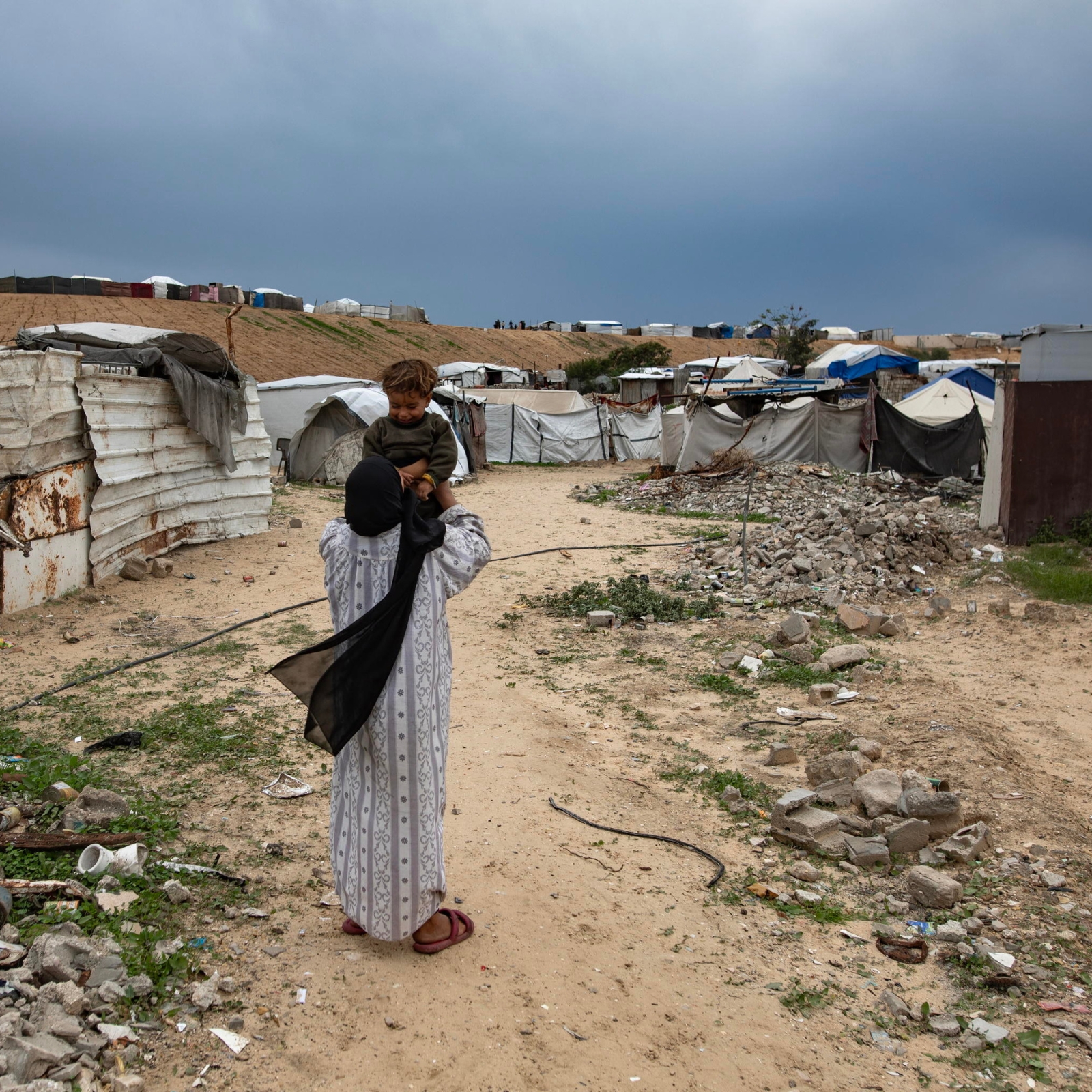 Gaza, Israele torna a colpire la Striscia mentre si aggrava la situazione umanitaria