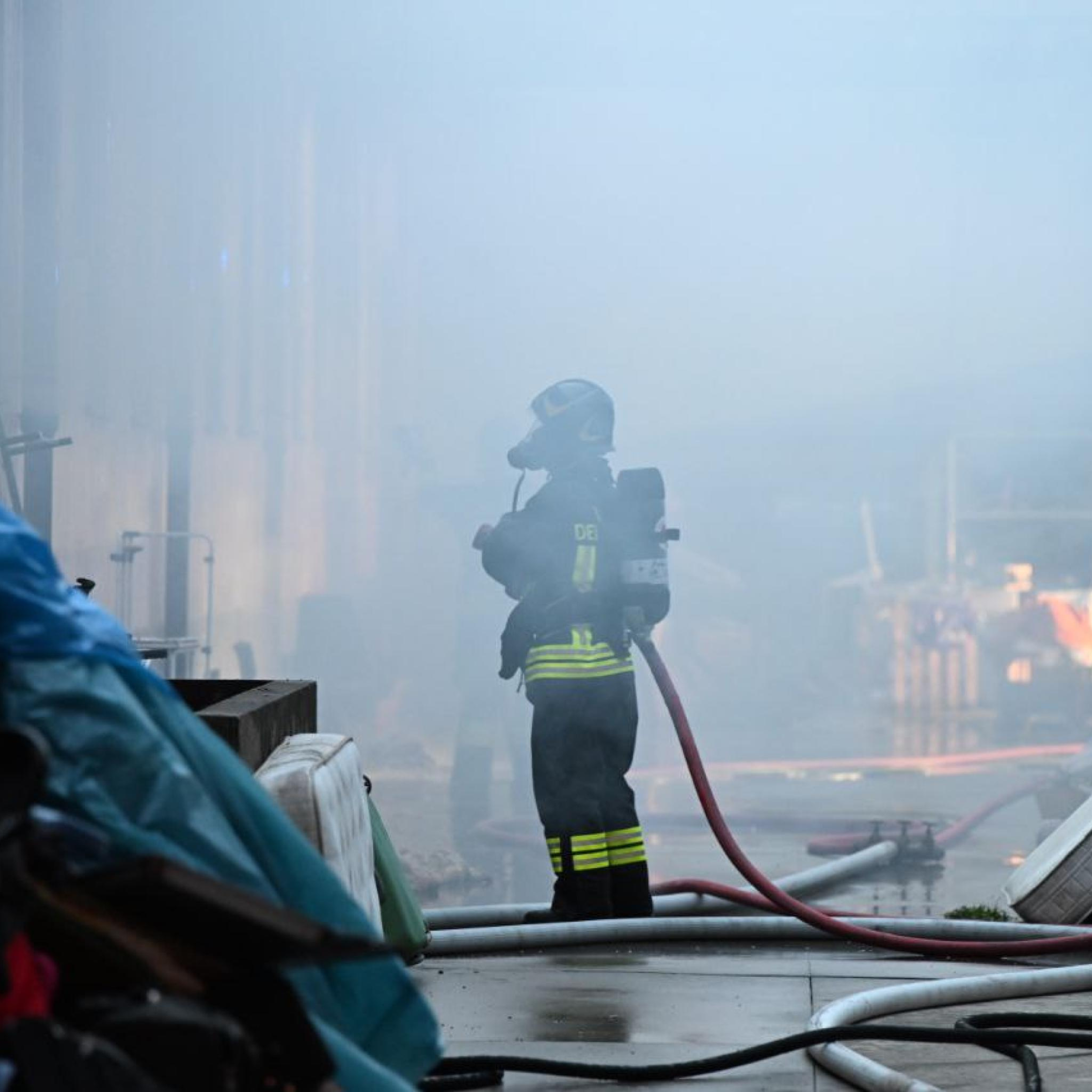 Incendio in un capannone dismesso a Milano