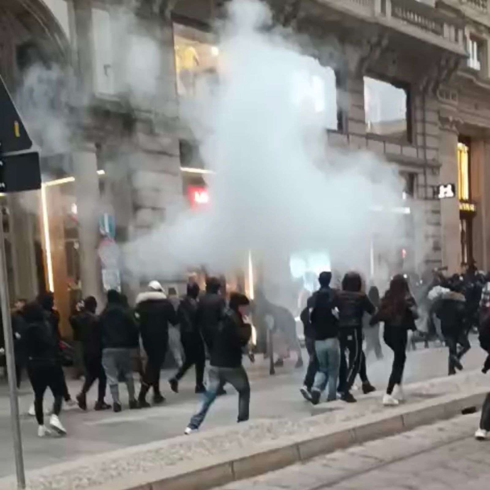Rivolta e saccheggi: Milano come Parigi?