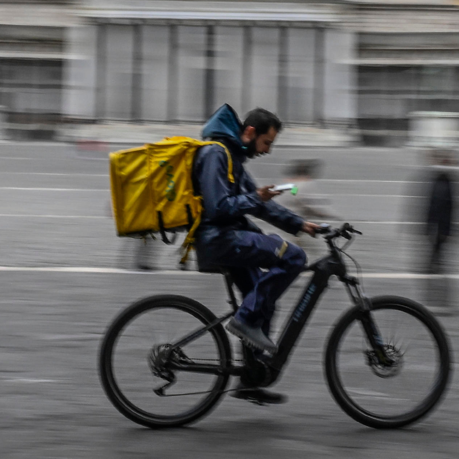 Rider derubato durante una consegna. Le piattaforme ignorano il problema in aumento