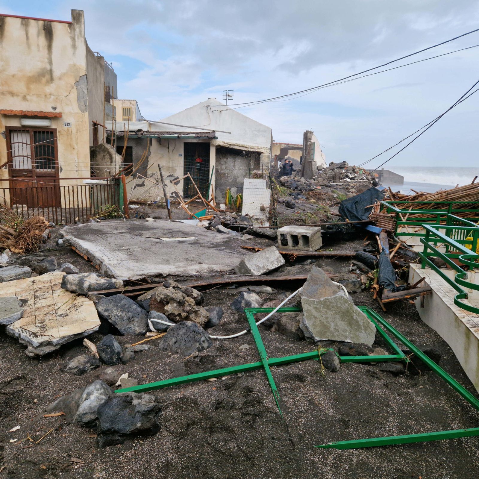 Onde mai viste, paura e danni per il ciclone Harry in Italia
