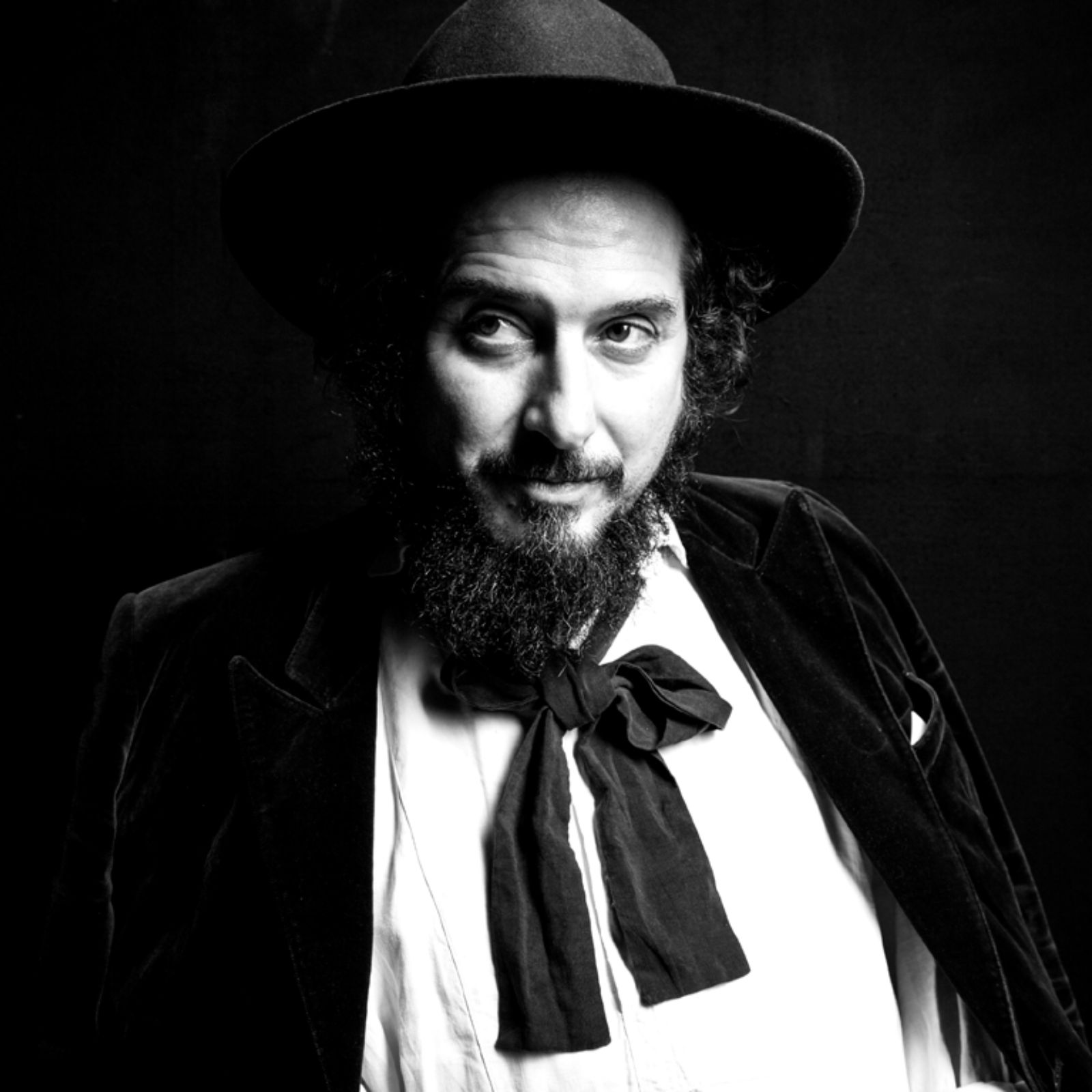 “Un viaggio sulle orme di Ovunque proteggi”: Giovanni Ansaldo racconta il nuovo libro su Vinicio Capossela