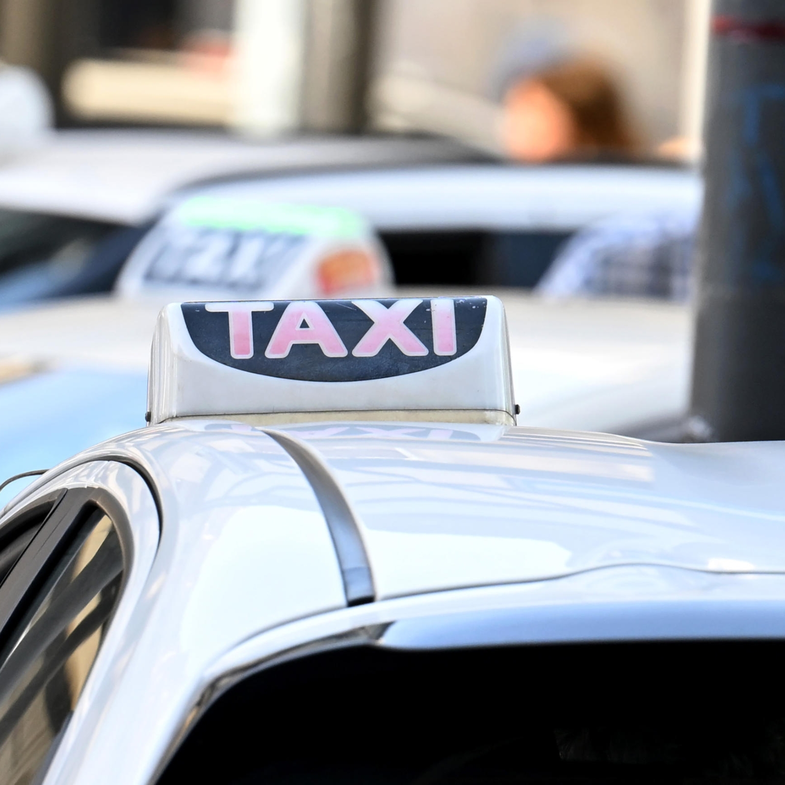 Milano, consegnate le prime cinque licenze per nuovi taxi