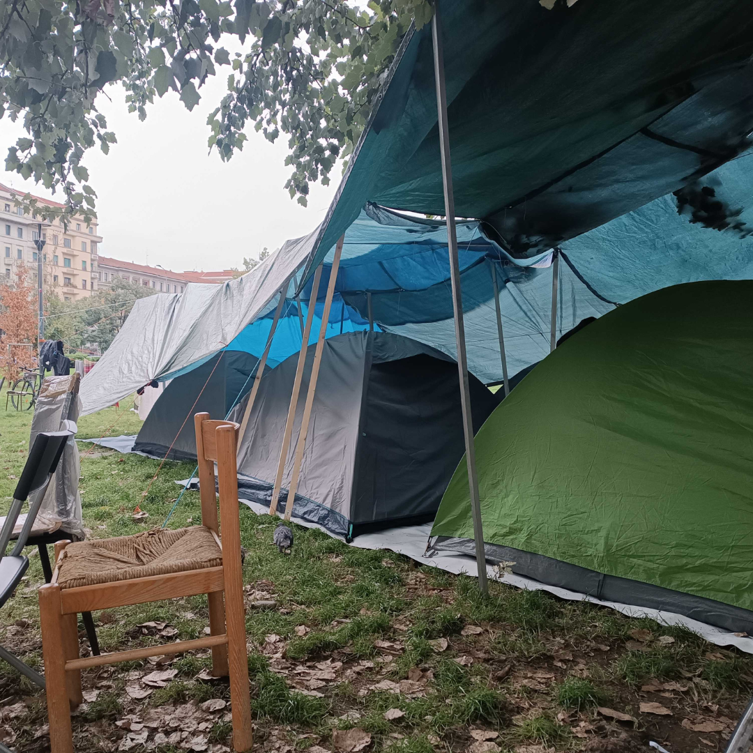 “Non si affitta agli africani”. Storie dei lavoratori accampati fuori dal Politecnico di Milano