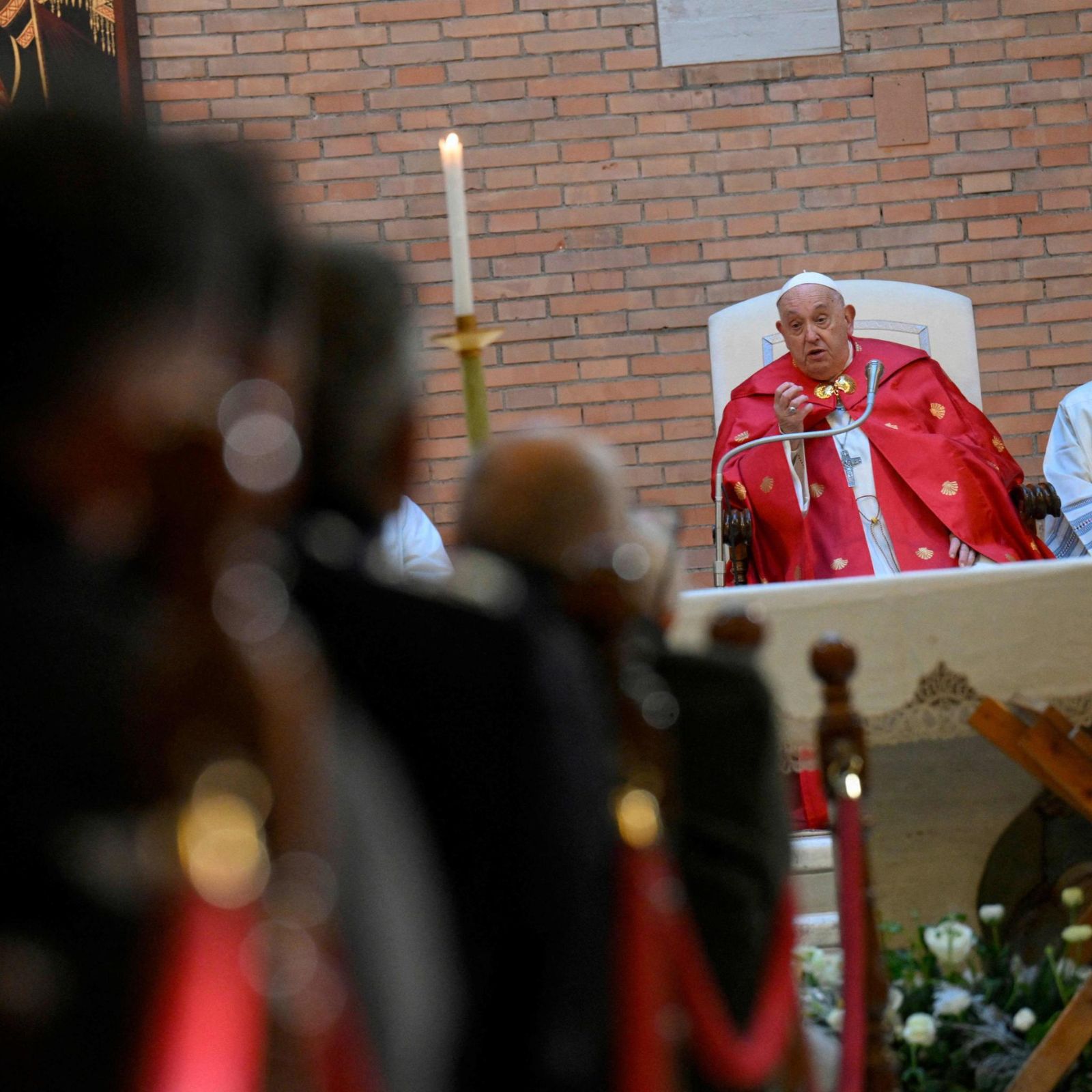 Il papa a Rebibbia, un incontro toccante anche per un osservatore laico