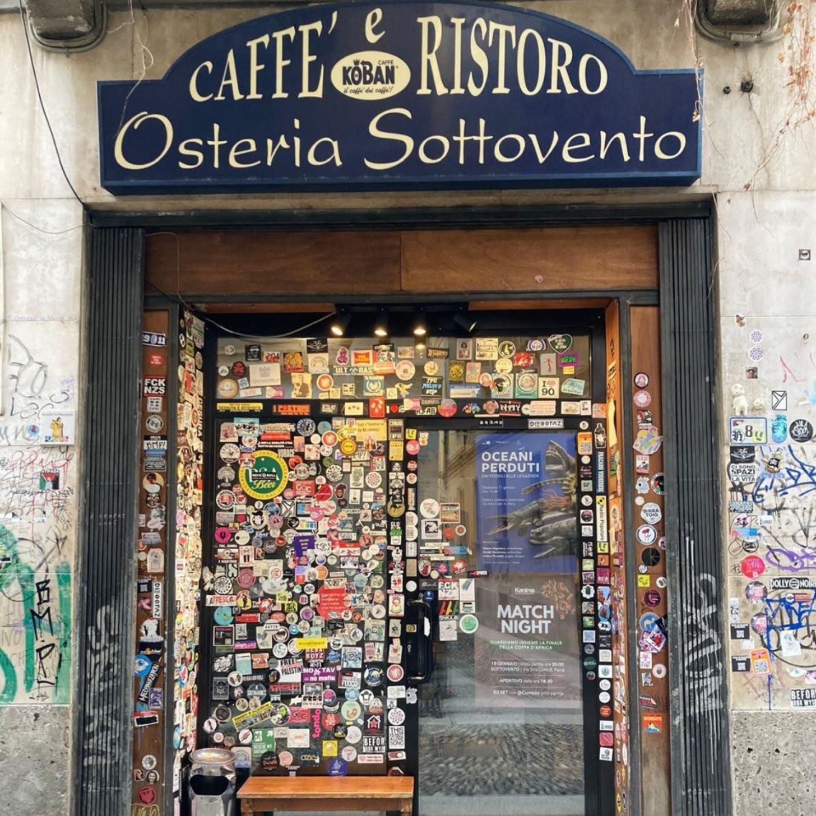 Pavia. Multati per troppi adesivi sulla vetrina. “Rovinano il decoro”