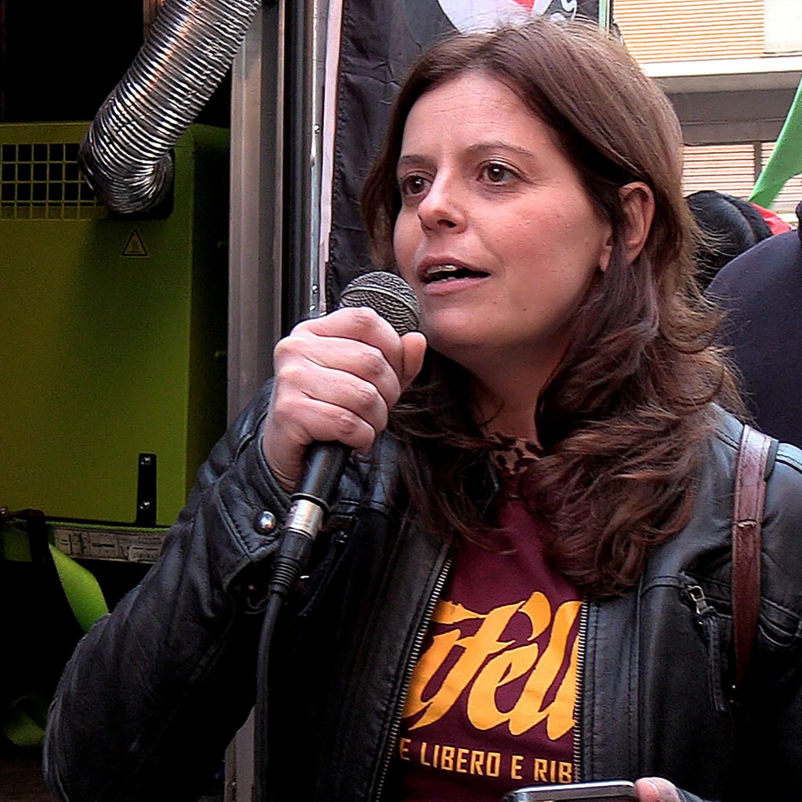 Controllo preventivo all’eurodeputata Ilaria Salis nel giorno del corteo No Kings. "Intimidazione a chi manifesta"