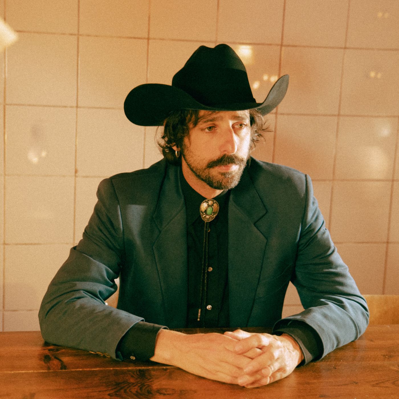 “Sono un cowboy senza cavallo a Milano”: Sacramento presenta 'Radio Sacramento'