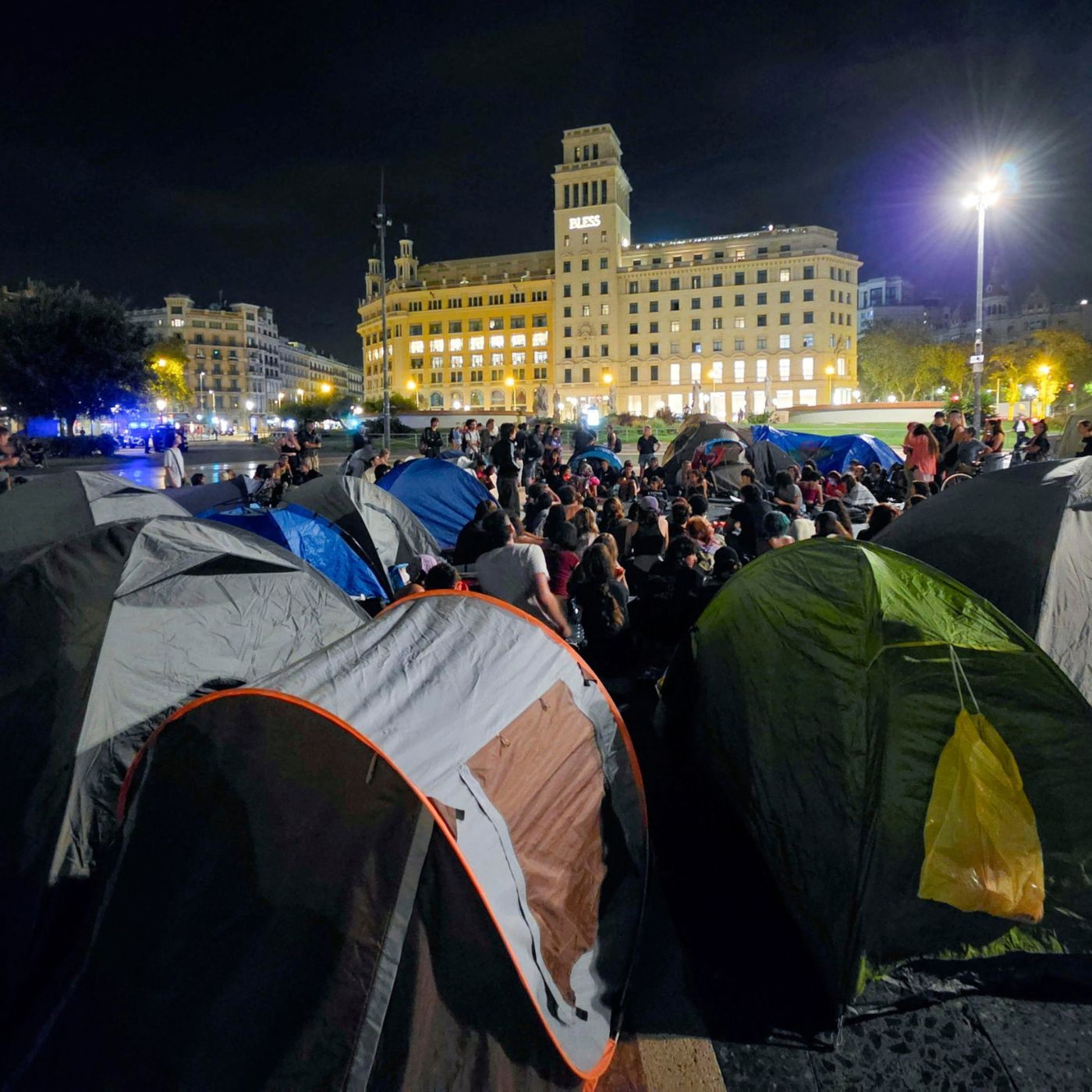 Spagna: il governo vara due decreti per la casa, ma la protesta continua