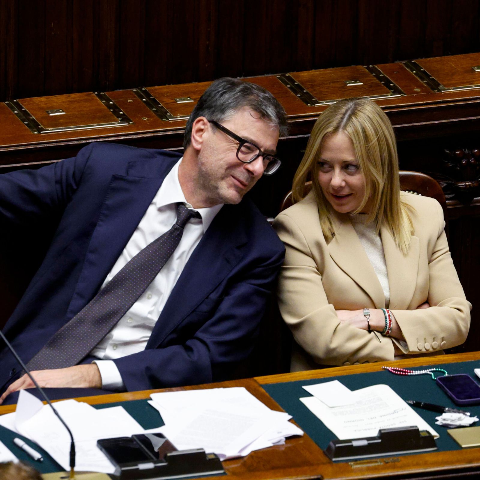 Austerità, armi, aiuti alle aziende, stretta alle pensioni: la manovra per il 2026 è legge