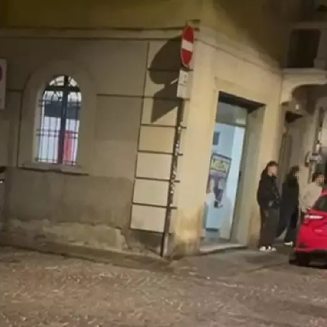 Cori fascisti a Parma: "Meloni non può far finta di niente"